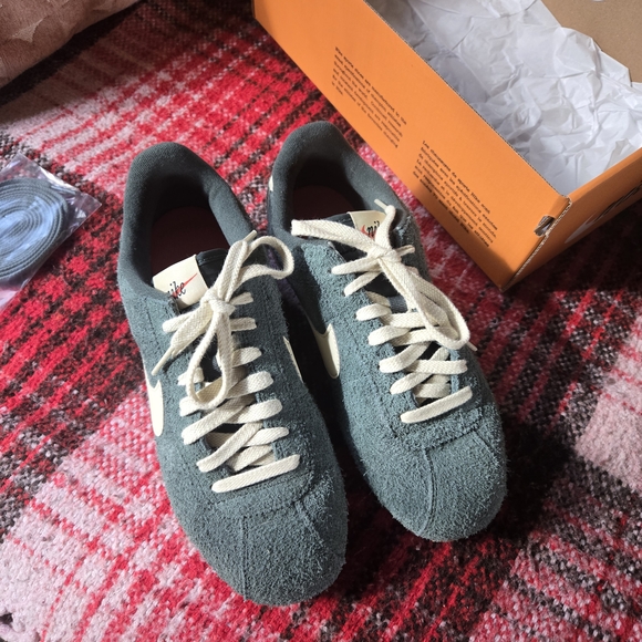 Nike Cortez Vintage Suede in Green and White - Picture 4 of 9